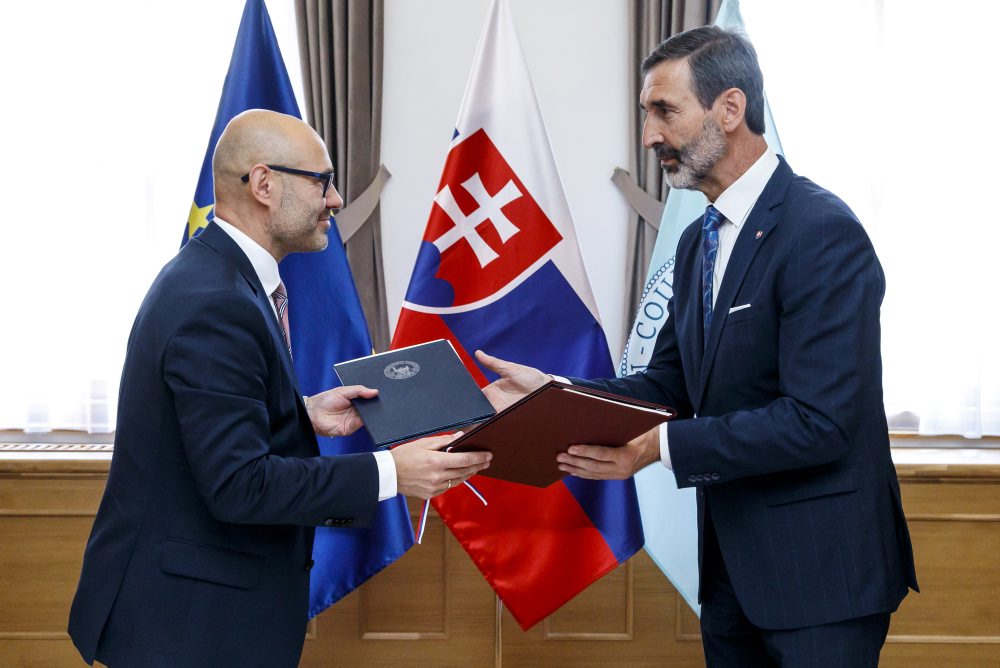 MZVEZ: J. Blanár podpísal hostiteľskú dohodu so Stálym arbitrážnym dvorom