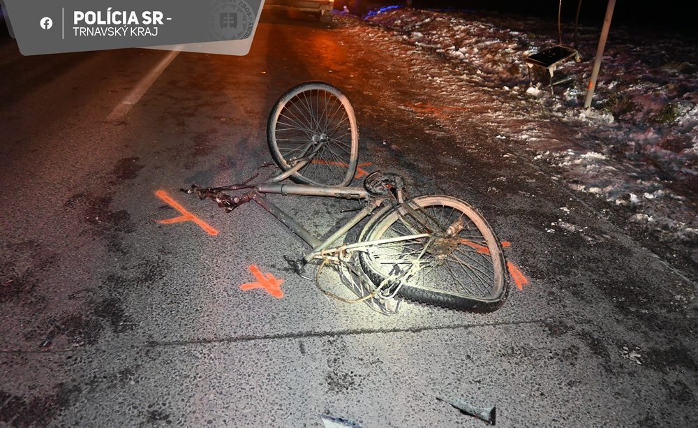 Polícia vyšetruje v okrese Galanta večernú zrážku auta a cyklistu