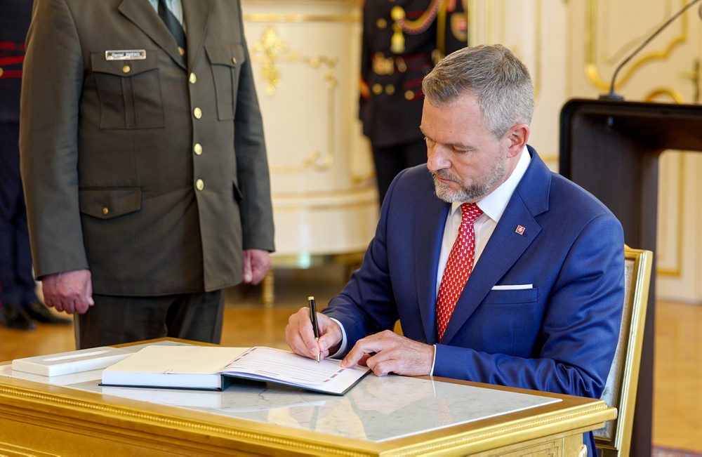 Pellegrini podpísal strategický plán OS SR na obranu SR 