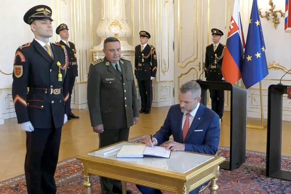 Pellegrini podpísal strategický plán OS SR na obranu SR 