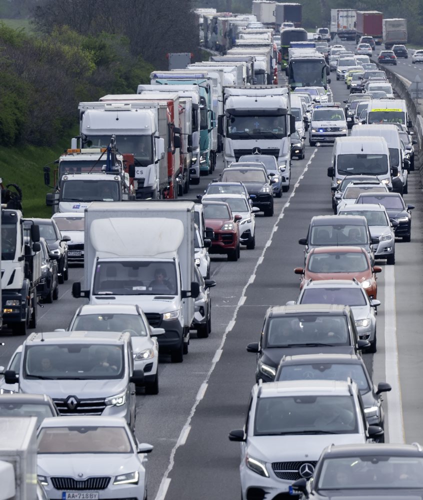 Pre uzáveru D1 pri Bratislave vznikajú rozsiahle kolóny