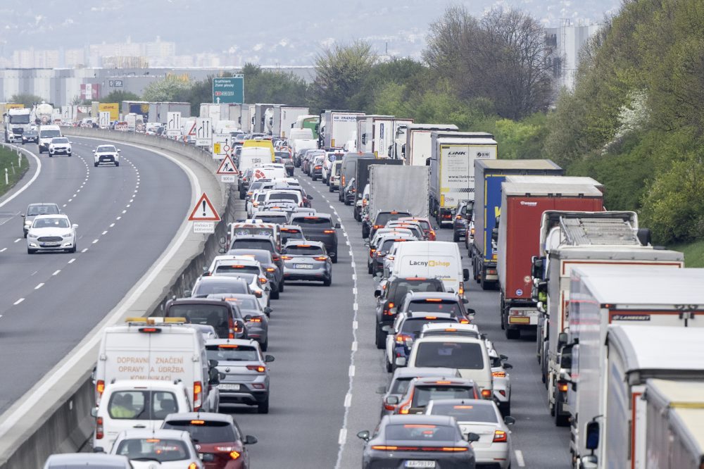 Pre uzáveru D1 pri Bratislave vznikajú rozsiahle kolóny