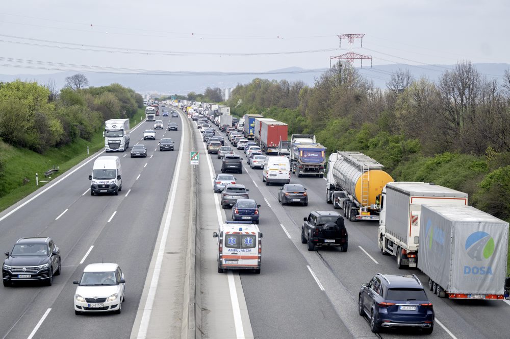 Pre uzáveru D1 pri Bratislave vznikajú rozsiahle kolóny