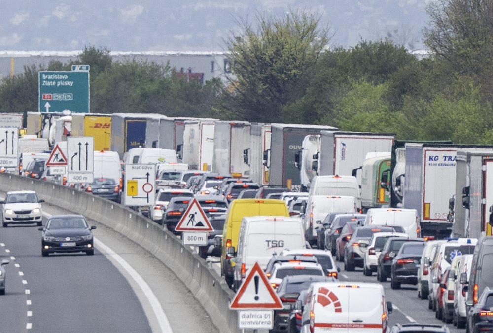 Pre uzáveru D1 pri Bratislave vznikajú rozsiahle kolóny
