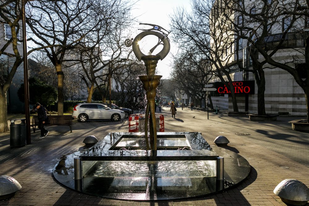 Krátke skúšobné spustenie obnovenej fontány Svetový poštár na Poštovej ulici v Bratislave