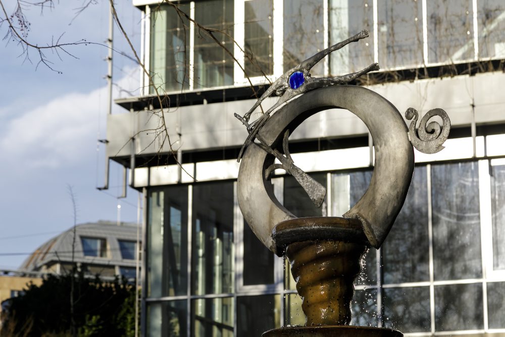 Krátke skúšobné spustenie obnovenej fontány Svetový poštár na Poštovej ulici v Bratislave