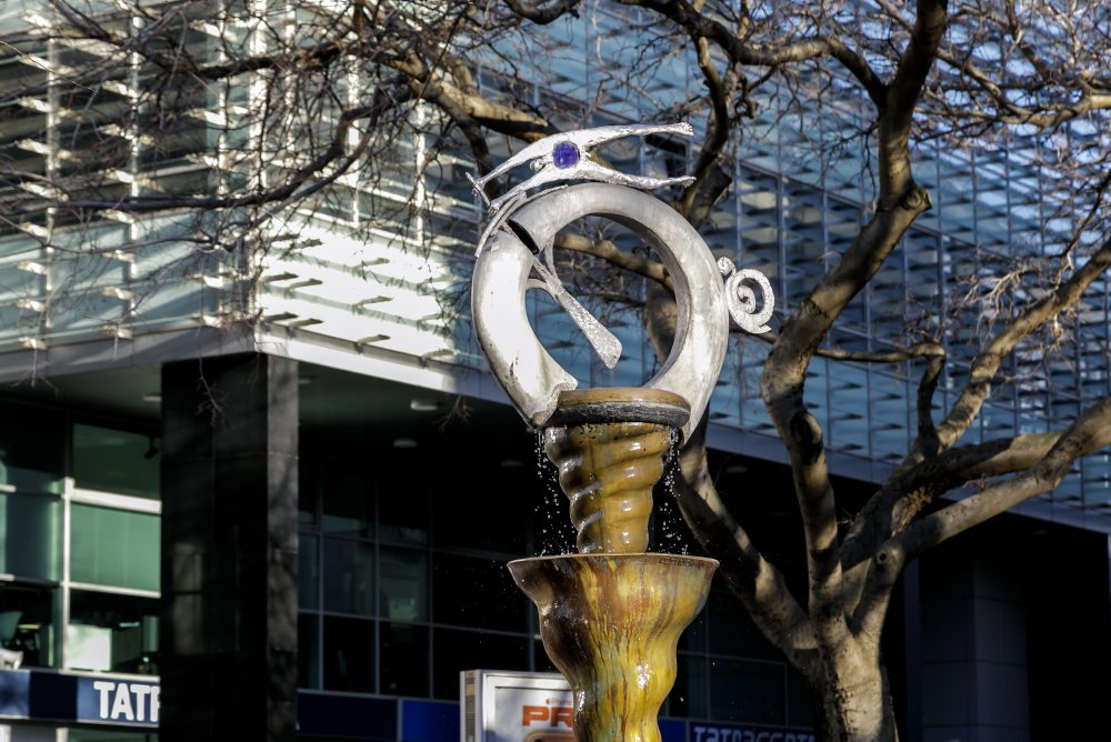 Krátke skúšobné spustenie obnovenej fontány Svetový poštár na Poštovej ulici v Bratislave