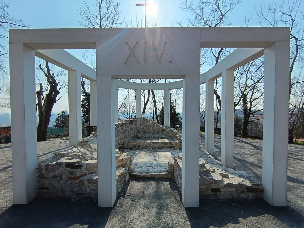 Obnovená kalvária v Bratislave na Hlbokej ceste