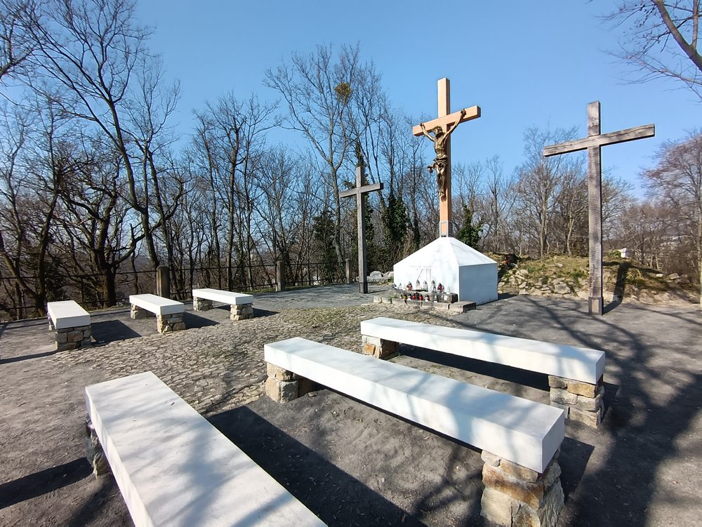 Obnovená kalvária v Bratislave na Hlbokej ceste