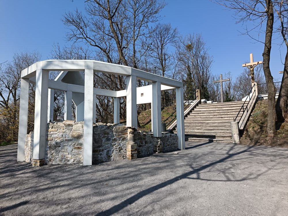 Obnovená kalvária v Bratislave na Hlbokej ceste