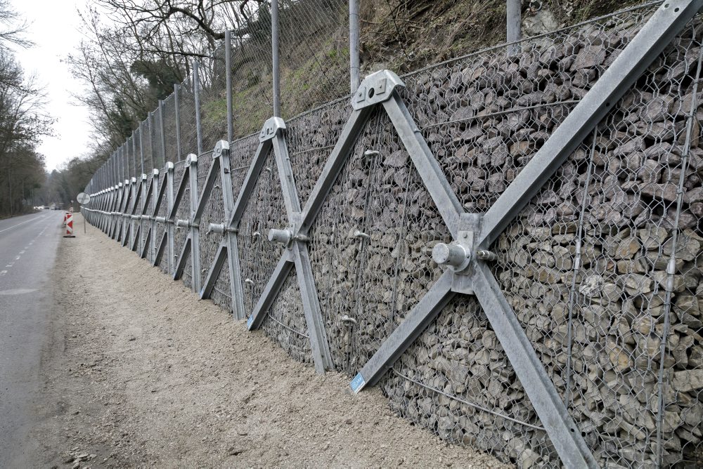 Na Devínskej ceste v Bratislave ukončili práce na sanácii skalnatého svahu