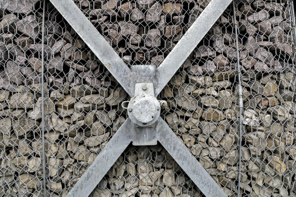 Na Devínskej ceste v Bratislave ukončili práce na sanácii skalnatého svahu