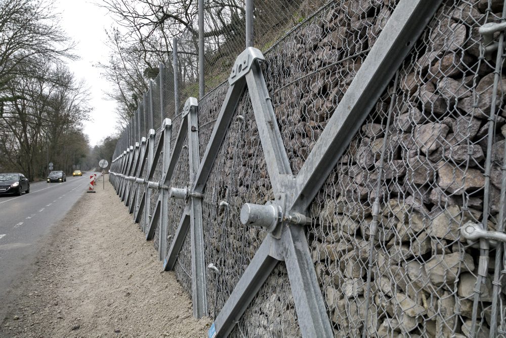 Na Devínskej ceste v Bratislave ukončili práce na sanácii skalnatého svahu