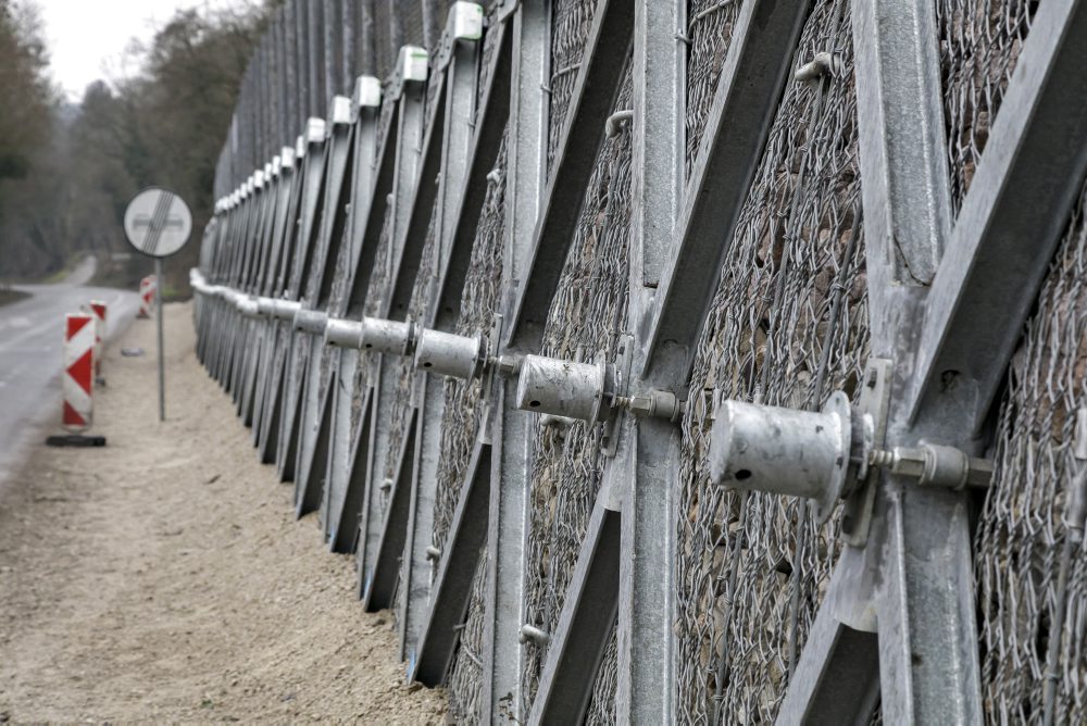 Na Devínskej ceste v Bratislave ukončili práce na sanácii skalnatého svahu