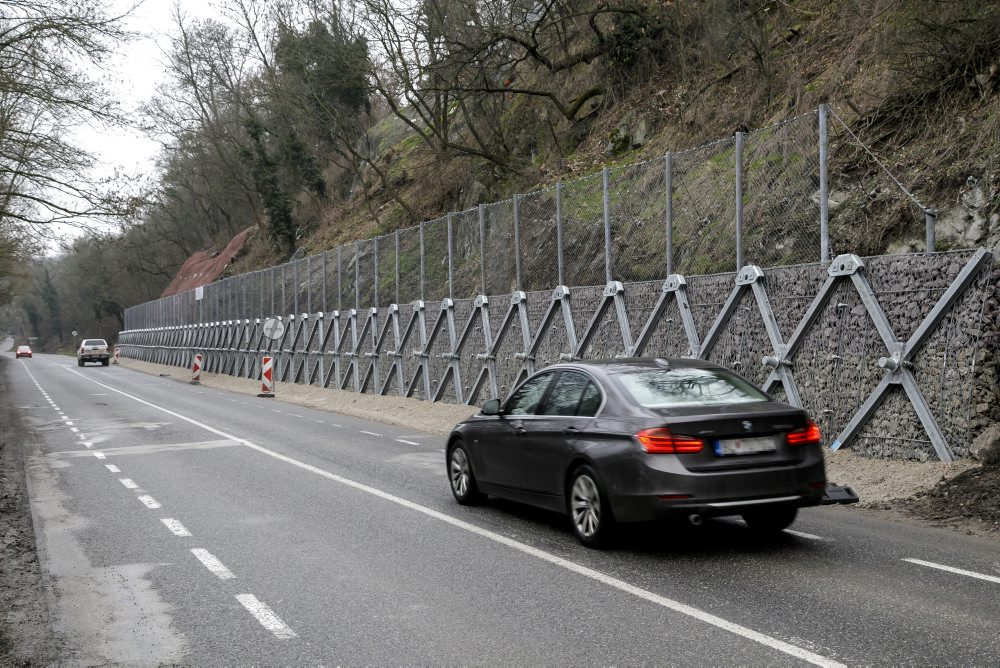 Na Devínskej ceste v Bratislave ukončili práce na sanácii skalnatého svahu
