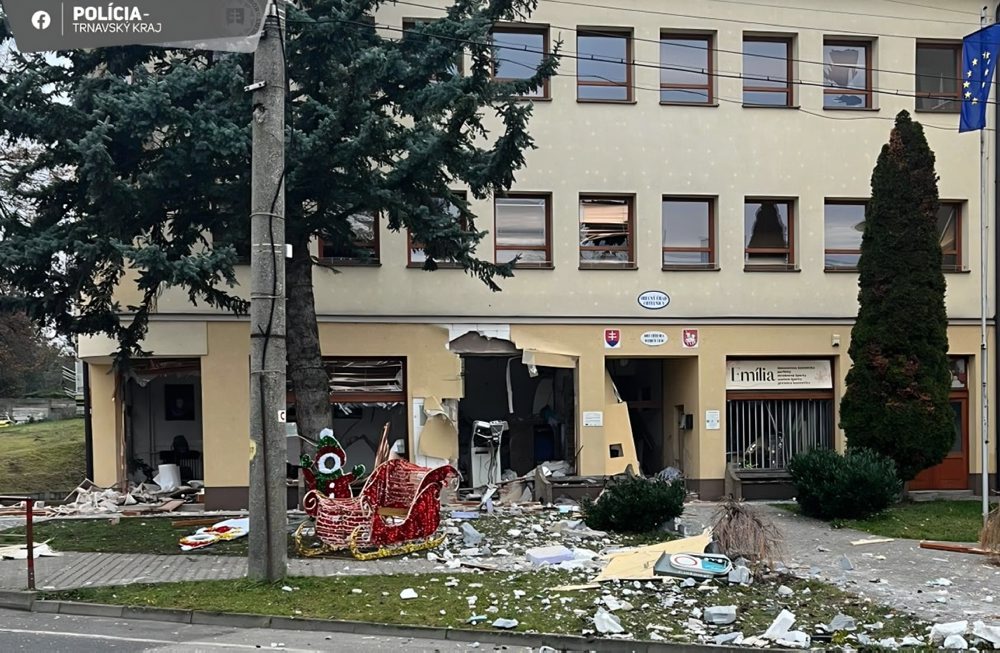 Polícia: V Chtelnici vybuchol bankomat, poškodená je aj budova obecného úradu