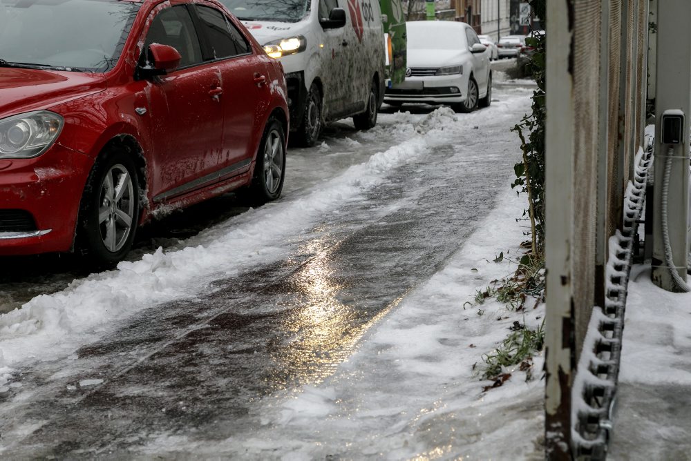 Na západnom Slovensku je extrémna poľadovica, dopravná situácia v Bratislave