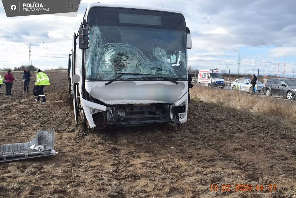 Na rýchlostnej ceste R1 za Šintavou smer Nitra skončil autobus v poli