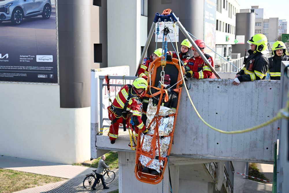 Previerkové cvičenie hasičov na preverenie akcieschopností a reakciu lezeckej skupiny s námetom pádu osoby z lávky v Trnave 
