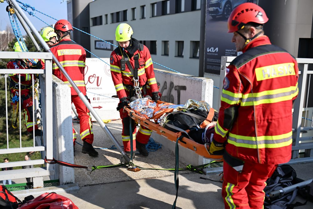 Previerkové cvičenie hasičov na preverenie akcieschopností a reakciu lezeckej skupiny s námetom pádu osoby z lávky v Trnave 