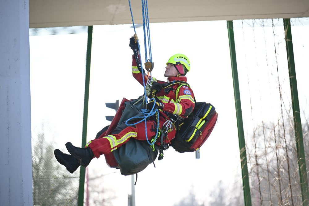 Previerkové cvičenie hasičov na preverenie akcieschopností a reakciu lezeckej skupiny s námetom pádu osoby z lávky v Trnave 