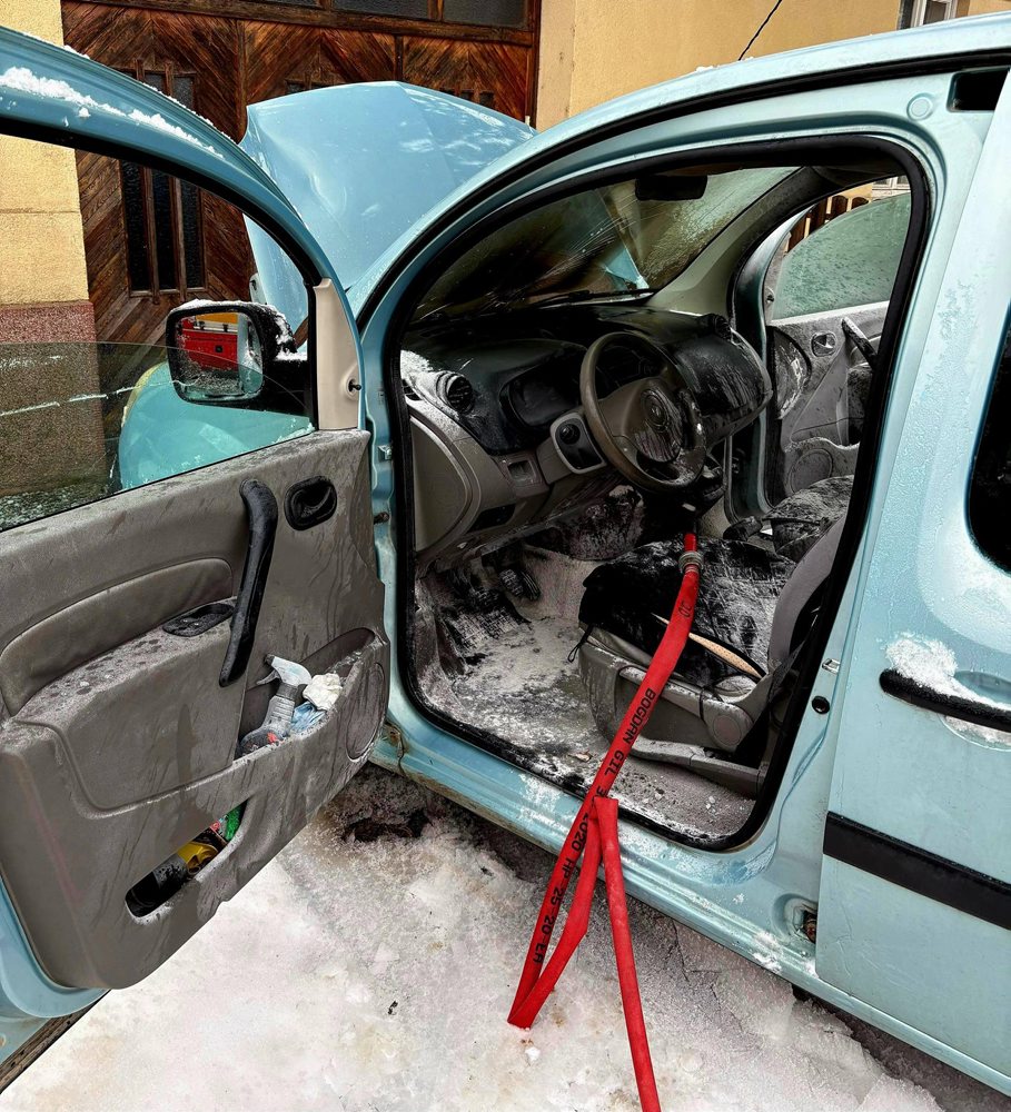 Hasiči zasahovali pri požiari auta v obci Dolné Dubové