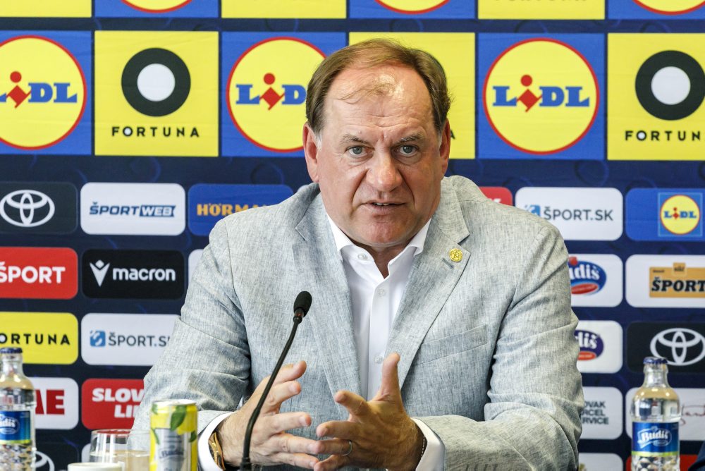 Tlačová konferencia Slovenského futbalového zväzu k oficiálnemu predstaveniu nového trénera SR Vladimíra Weissa st. 
