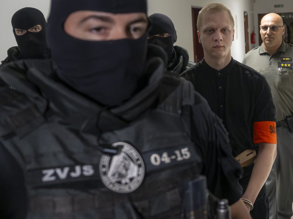 Na ŠTS v Pezinku pokračuje hlavné pojednávanie kauzy s vrahom Samuelom S., ktorý útočil nožom na gymnáziu v Spišskej Starej Vsi, výsluchmi svedkov cez telemost