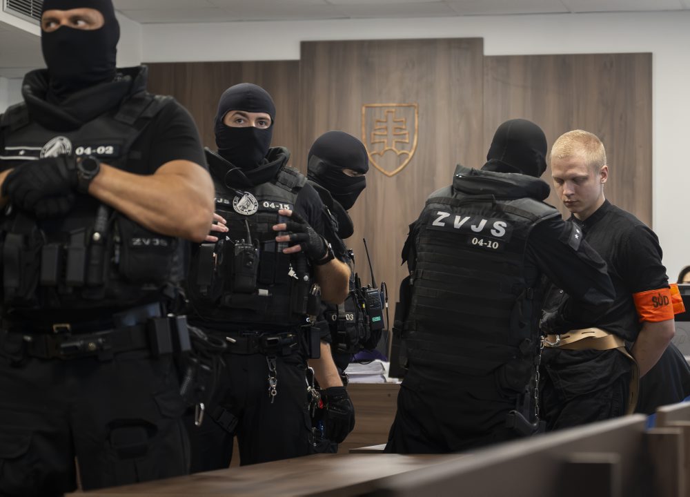 Na ŠTS v Pezinku pokračuje hlavné pojednávanie kauzy s vrahom Samuelom S., ktorý útočil nožom na gymnáziu v Spišskej Starej Vsi, výsluchmi svedkov cez telemost