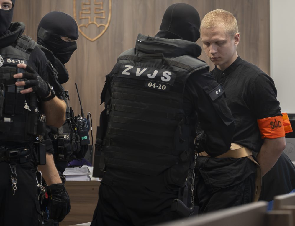 Na ŠTS v Pezinku pokračuje hlavné pojednávanie kauzy s vrahom Samuelom S., ktorý útočil nožom na gymnáziu v Spišskej Starej Vsi, výsluchmi svedkov cez telemost