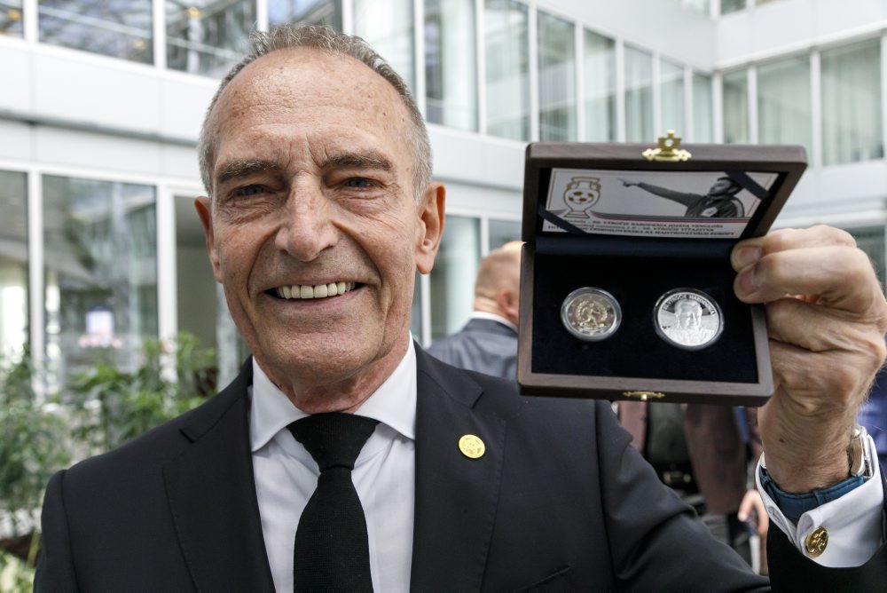 Stretnutie viceguvernéra NBS s účastníkmi víťazného tímu Majstrovstiev Európy 1976 a ďalšími osobnosťami československého futbalu pri príležitosti vydania pamätnej 2-eurovej mince venovanej 50. výročiu víťazstva československých fut