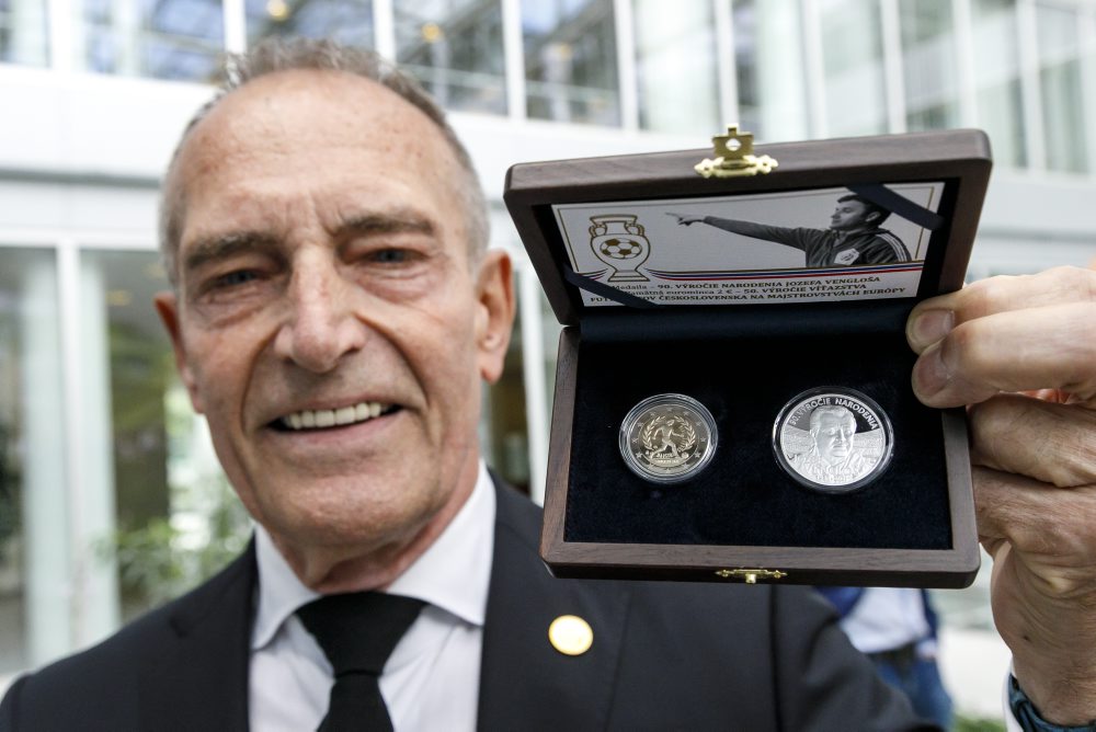 Stretnutie viceguvernéra NBS s účastníkmi víťazného tímu Majstrovstiev Európy 1976 a ďalšími osobnosťami československého futbalu pri príležitosti vydania pamätnej 2-eurovej mince venovanej 50. výročiu víťazstva československých fut