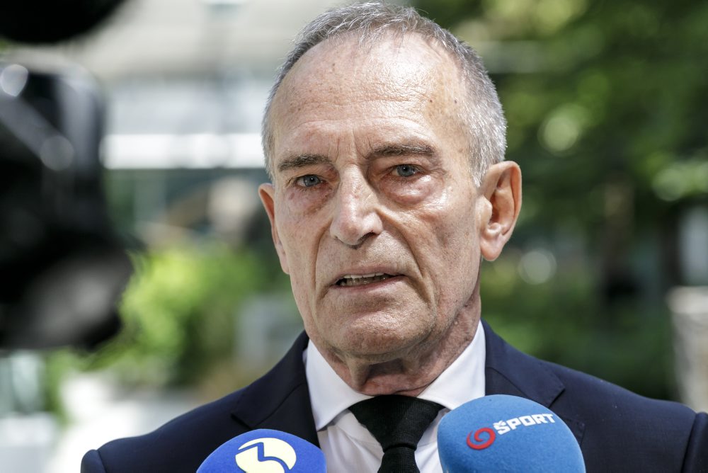 Stretnutie viceguvernéra NBS s účastníkmi víťazného tímu Majstrovstiev Európy 1976 a ďalšími osobnosťami československého futbalu pri príležitosti vydania pamätnej 2-eurovej mince venovanej 50. výročiu víťazstva československých fut