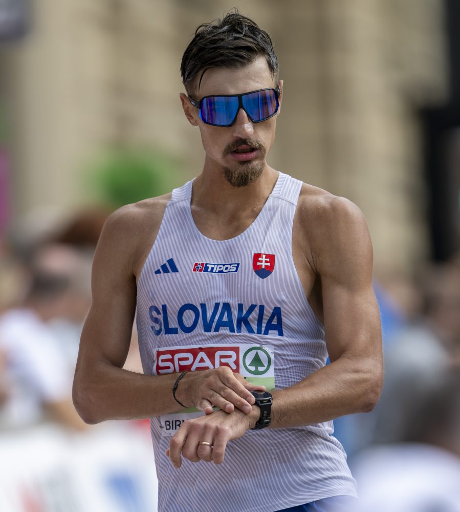 Slovák Dominik Černý v chôdzi na maratónskej trati