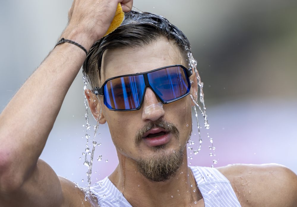 Slovák Dominik Černý v chôdzi na maratónskej trati