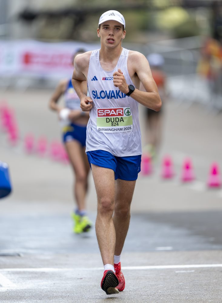 Slovák Michal Duda v chôdzi na maratónskej trati