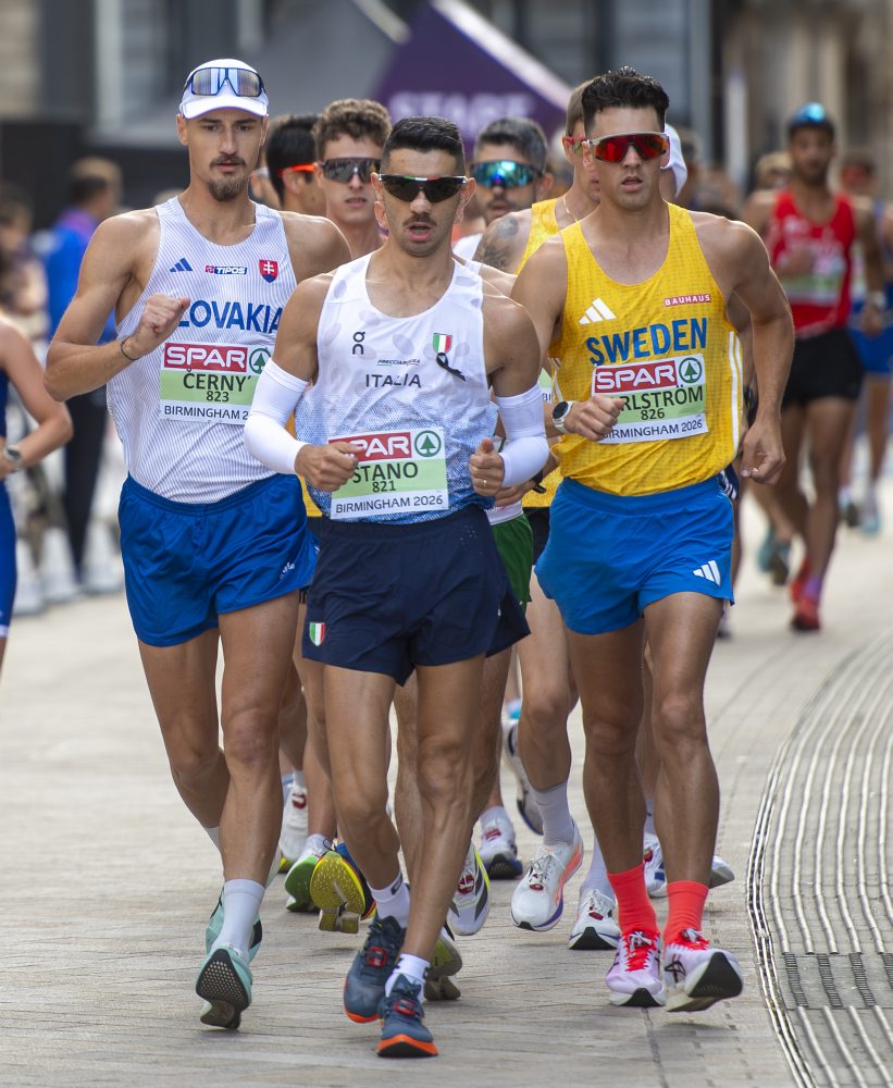 Slovák Dominik Černý v chôdzi na maratónskej trati
