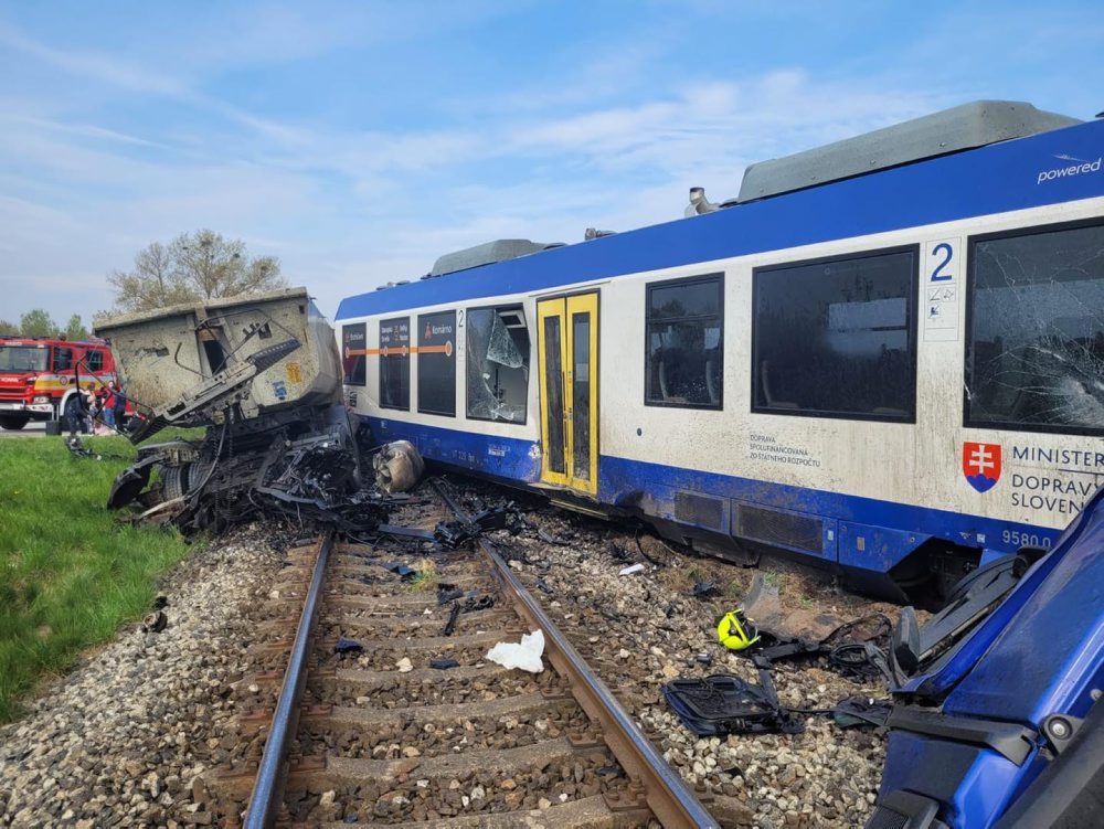 Dopravná nehoda vlaku s kamiónom si vyžiadala 21 zranených a jedno úmrtie