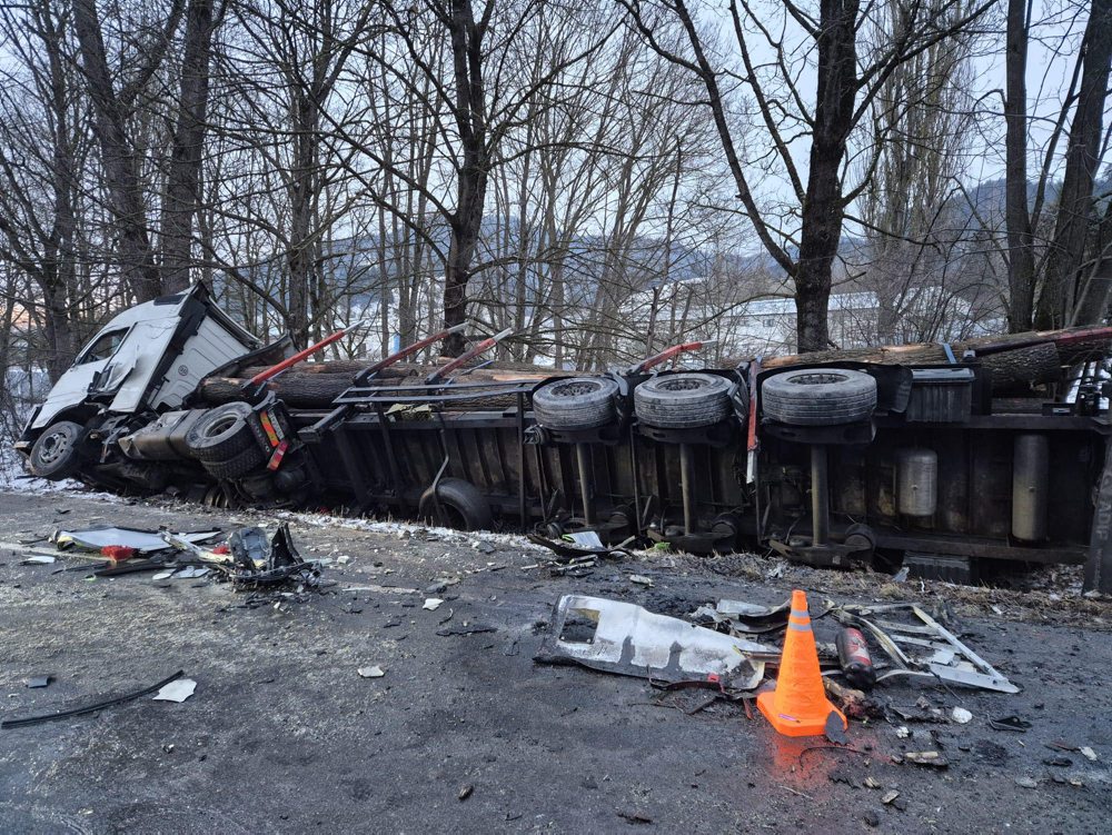 Nehoda kamióna s autobusom v Liptovskej Osade