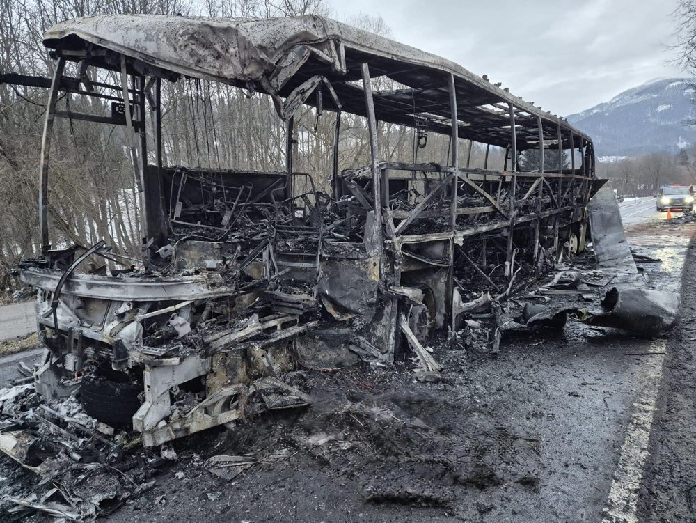 Nehoda kamióna s autobusom v Liptovskej Osade