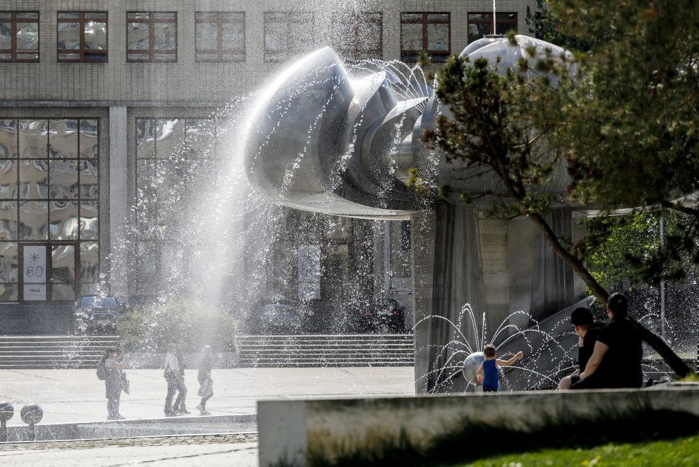 V Bratislave začali od piatka so spúšťaním mestských fontán, ako prvú spustili fontánu Družba