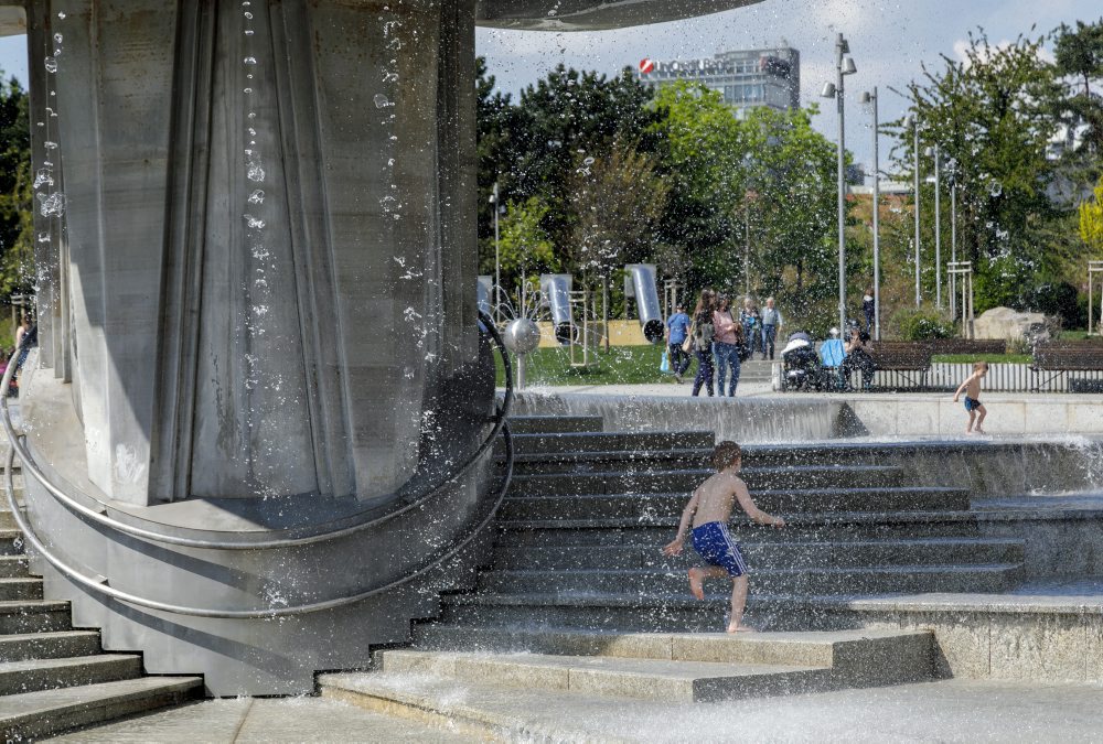 V Bratislave začali od piatka so spúšťaním mestských fontán, ako prvú spustili fontánu Družba