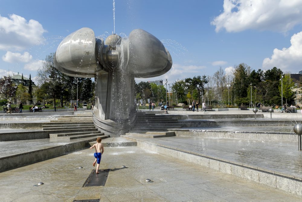 V Bratislave začali od piatka so spúšťaním mestských fontán, ako prvú spustili fontánu Družba