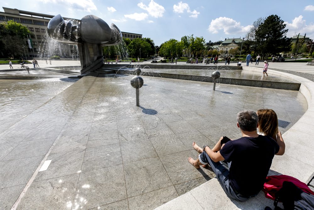 V Bratislave začali od piatka so spúšťaním mestských fontán, ako prvú spustili fontánu Družba