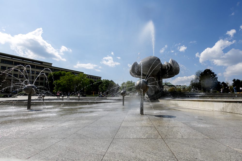 V Bratislave začali od piatka so spúšťaním mestských fontán, ako prvú spustili fontánu Družba