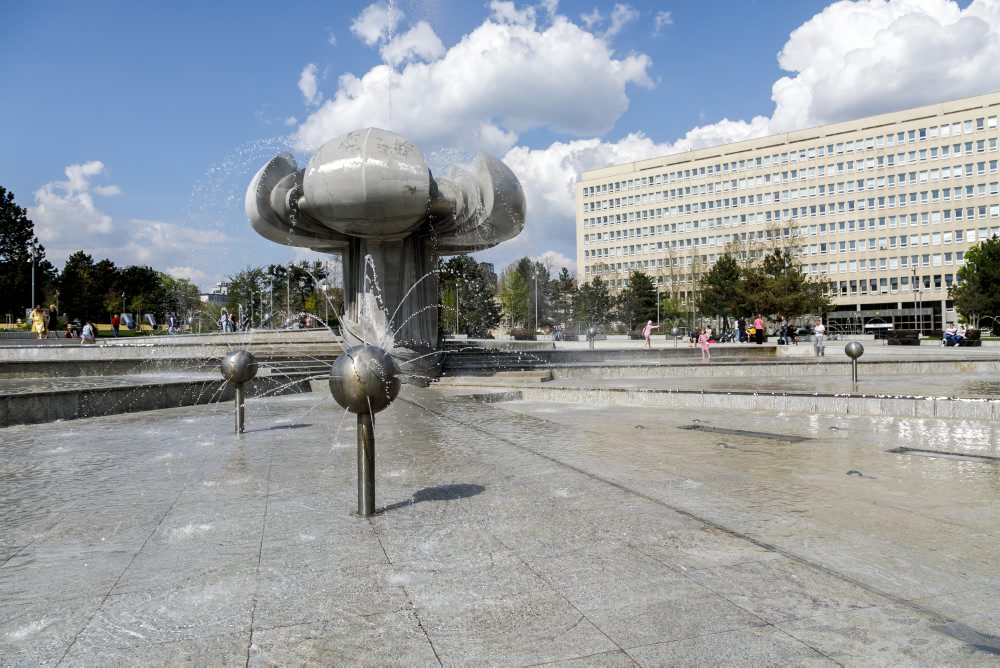 V Bratislave začali od piatka so spúšťaním mestských fontán, ako prvú spustili fontánu Družba