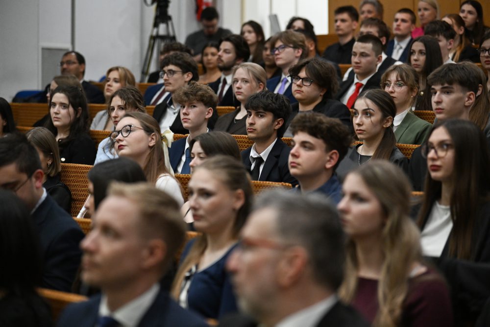 Komisár pre deti Jozef Mikloško predstavil výsledky celoslovenského prieskumu „Vízia Slovenska očami mladých“ na zasadnutí Parlamentu detí a mládeže pri ÚKPD v Častej Papierničke