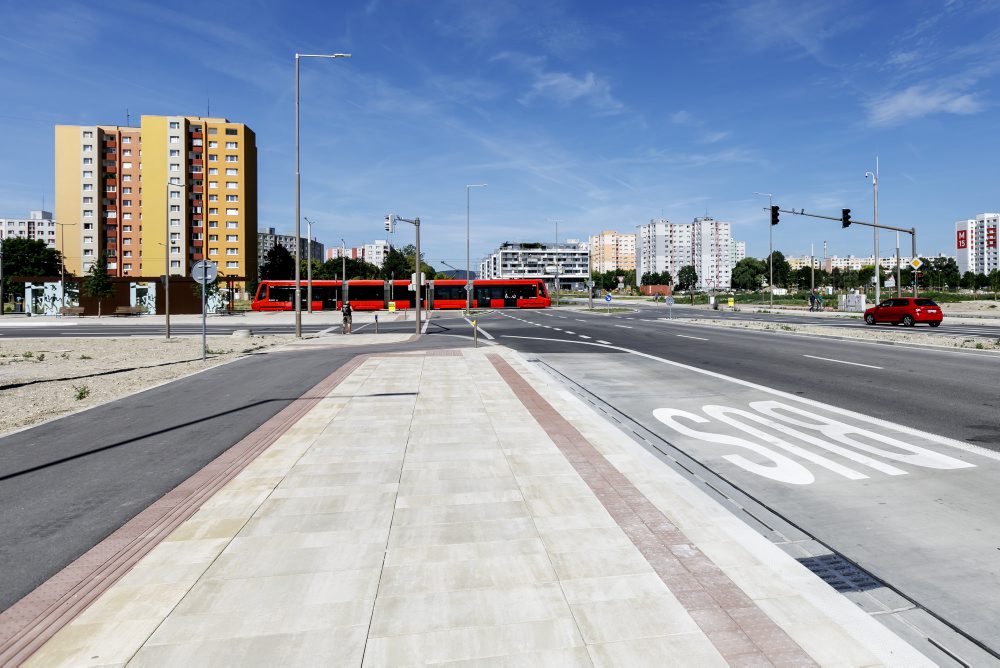 Hlavné mesto otvorilo mosty na Kutlíkovej v Petržalke, poslednú stavbu električkovej trate