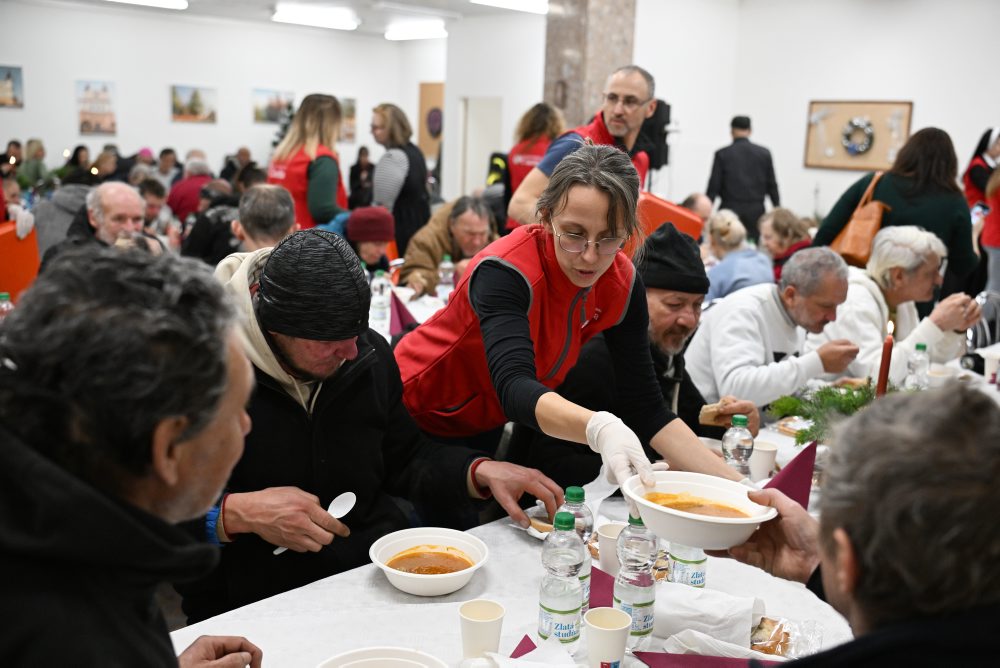 Štedrá večera pre osamelých ľudí a ľudí bez domova v Trnave