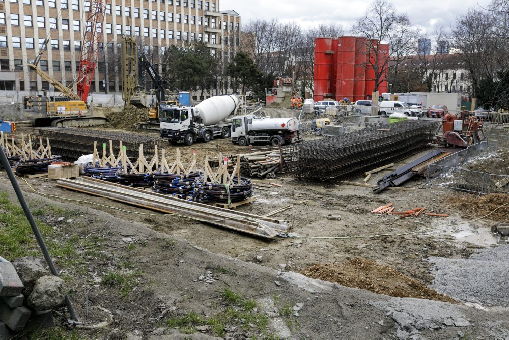Prebiehajúca výstavba parkovacieho domu a mestského parku na Kollárovom námestí v Bratislave